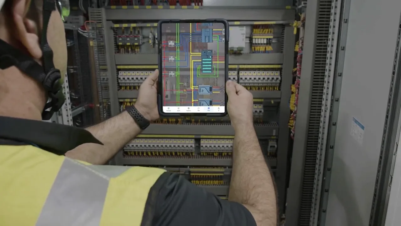 Frontline worker using AR smart glasses with Treedis